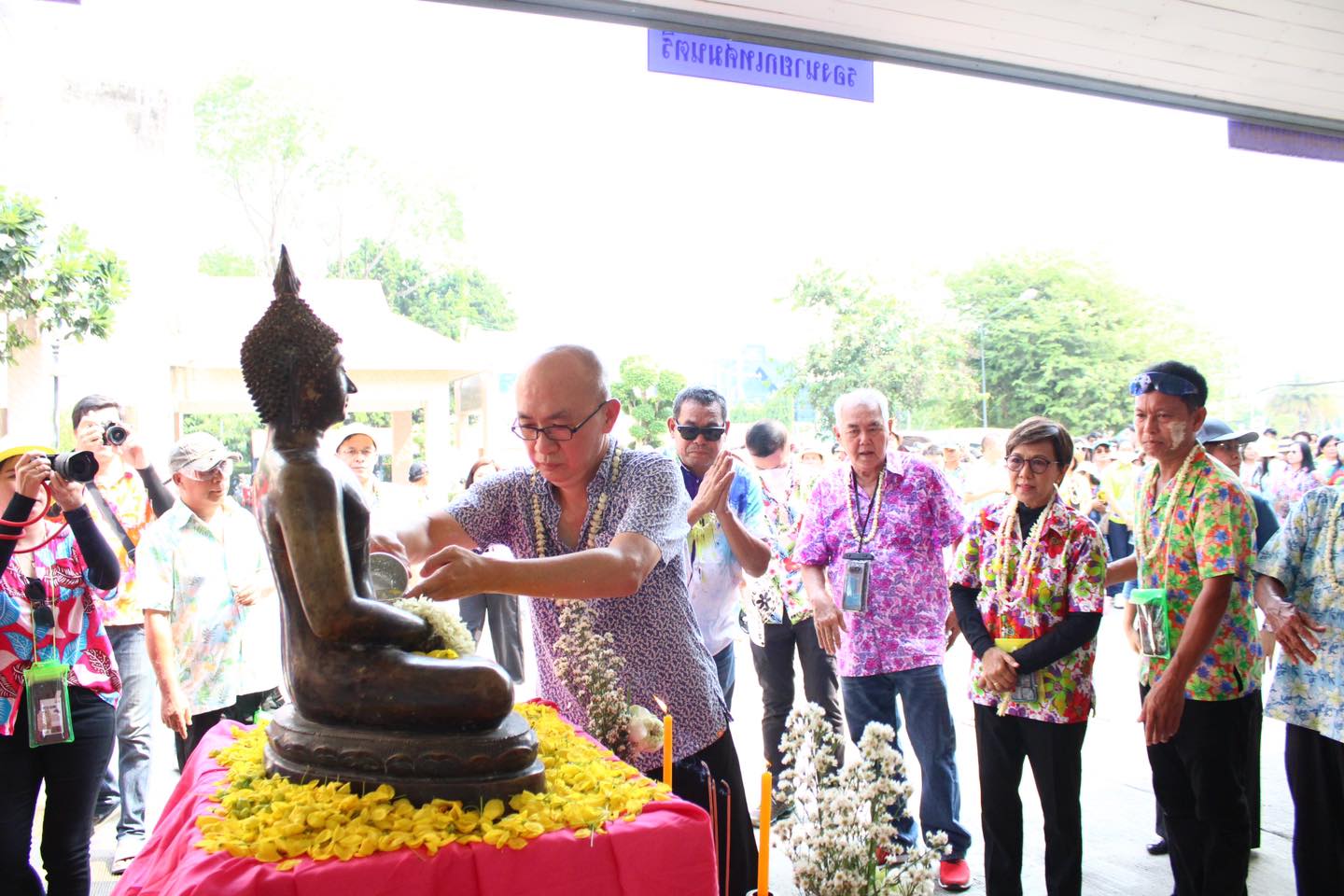 สีสัน สงกรานต์ ทม.บุรีรัมย์ อัญเชิญพระพุทธสิหิงค์ แห่รอบเมือง ให้ ปชช.สรงน้ำ -วัยรุ่นหนุ่มสาว เล่นสาดน้ำคึกคัก