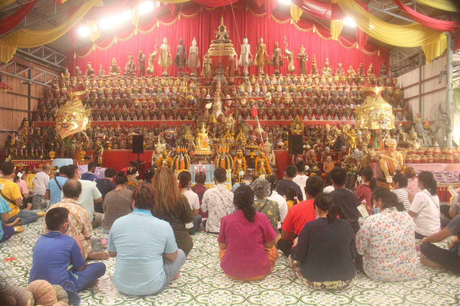 แห่ส่องเลขเด็ด อ่างน้ำมนต์ "ฤาษีเณร" หลังทำพิธีกรรมโบราณ "เลขโสฬสสะระตะ"