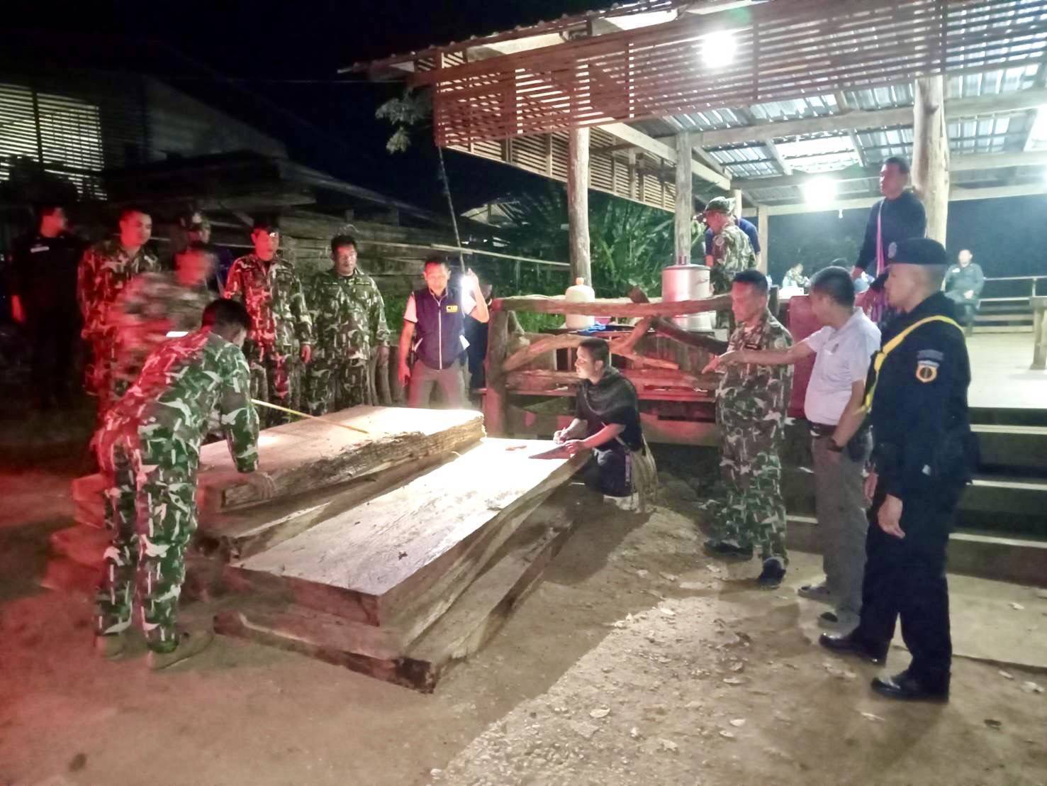ทพ.35 ร่วม จนท.อุทยานฯป่าไม้ สกัดจับรถลักลอบขนไม้เถื่อนกลางดึก 3 คัน