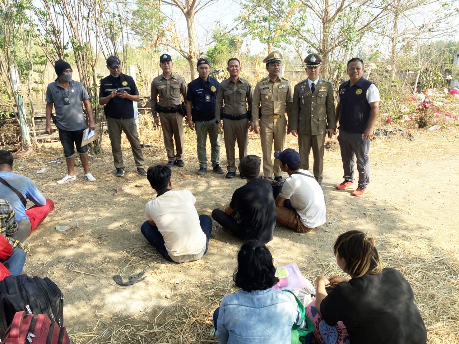 ตำรวจเมืองกาญจนบุรี นำกำลังบุกบ้านร้างรวบ 123 แรงงานต่างด้าวหลบหนีเข้าเมืองเตรียมรอเคลื่อนย้าย