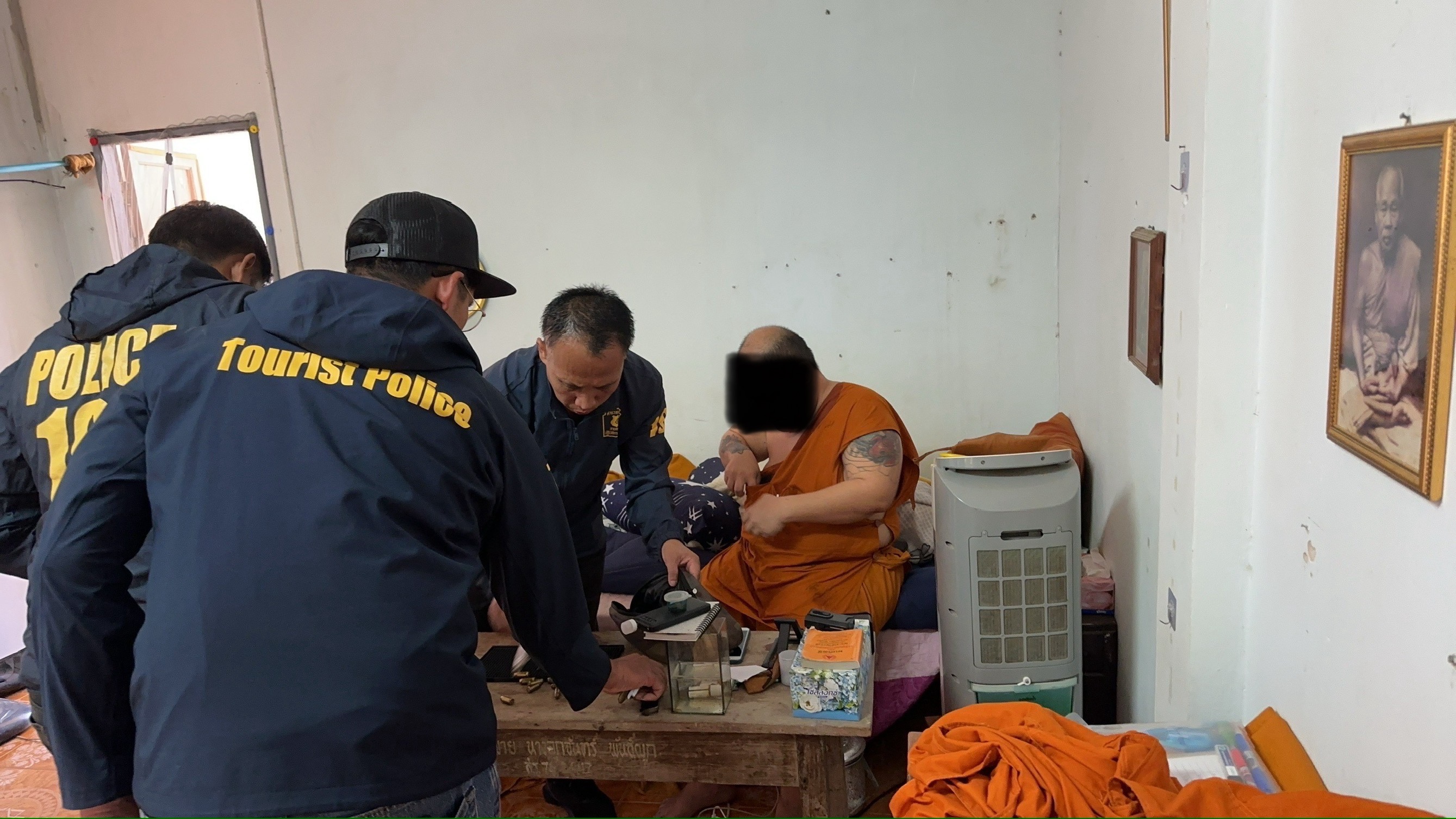 ตำรวจท่องเที่ยว รวบพระสงฆ์ค้าอาวุธปืนเถื่อน