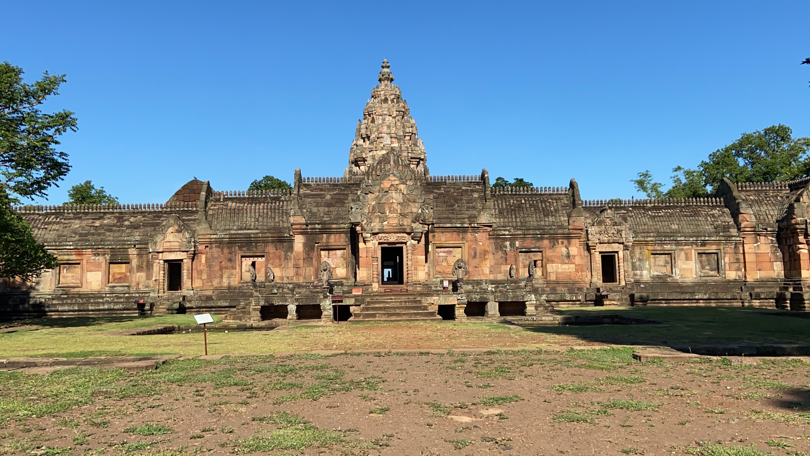 นักโบราณคดีเตือน นทท. อย่าหยิบฉวยสิ่งใดจาก "พนมรุ้ง" เป็นโบราณสถานศักดิ์สิทธิ์ หลังสาวปริศนาฉกดินกลับบ้านเจอดี ต้องส่งไปรษณีย์คืน