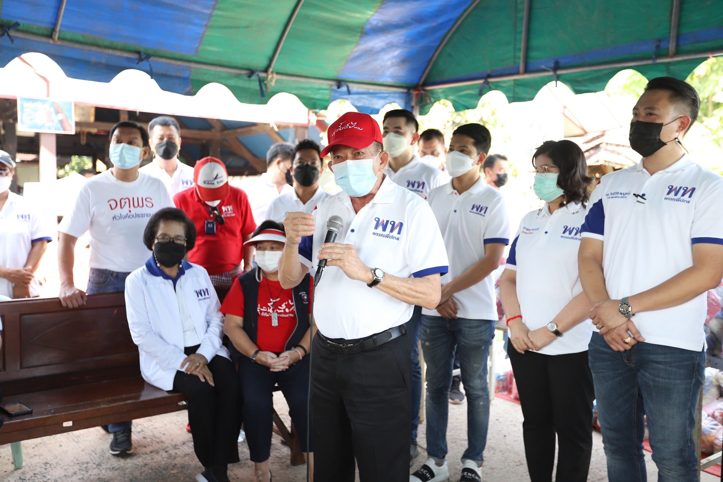 "สมพงษ์" ขนขุนพลเพื่อไทยให้กำลังใจชาวขอนแก่น  หลังถูกน้ำท่วมนับเดือนแนะคิดอะไรไม่ออกบอกเพื่อไทย