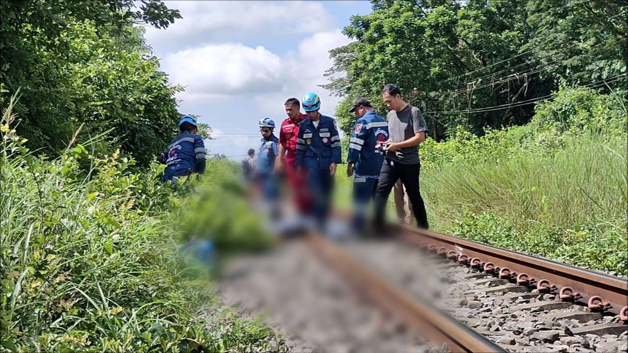รถไฟเบรกไม่ทันชนคนหาปลาดับสลด เจ้าหน้าที่พบอุปกรณ์ใช้การช็อตปลาข้างทางรถไฟ