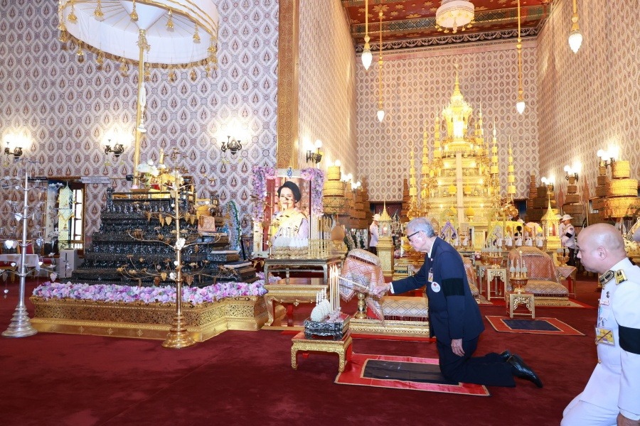 คณะโรงเรียนราชินี และคณะสภากาชาดไทย เป็นเจ้าภาพพระพิธีธรรมสวดพระอภิธรรม บำเพ็ญพระราชกุศล "พระพันปีหลวง"