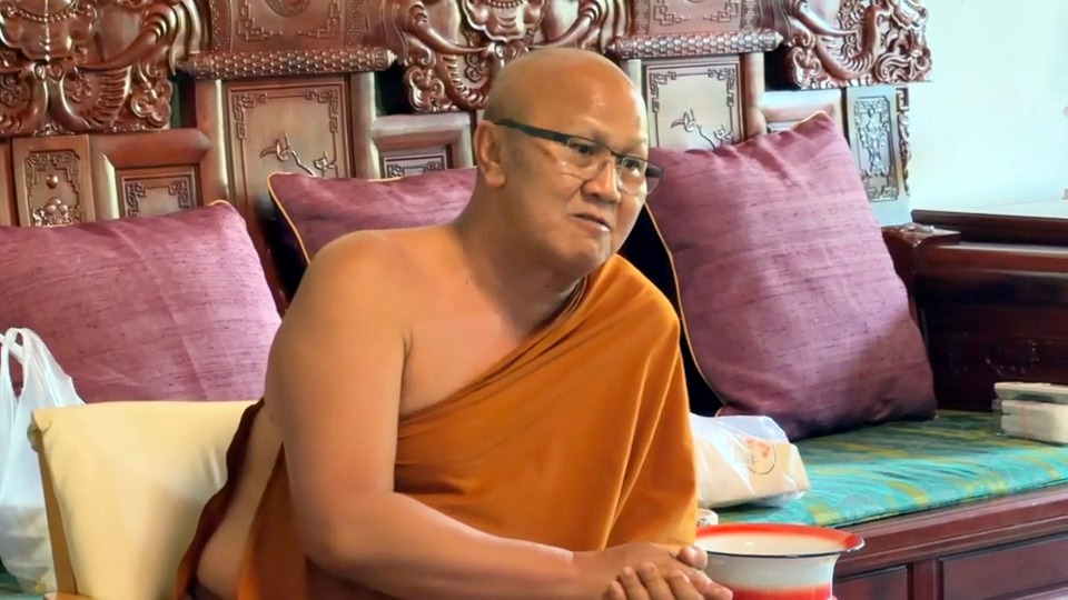 "พระสิ้นคิด" ประกาศยอมทิ้งวัด อพยพกว่า 1,000 ชีวิต เซ่นปมรุกป่าสงวนอุบลฯ