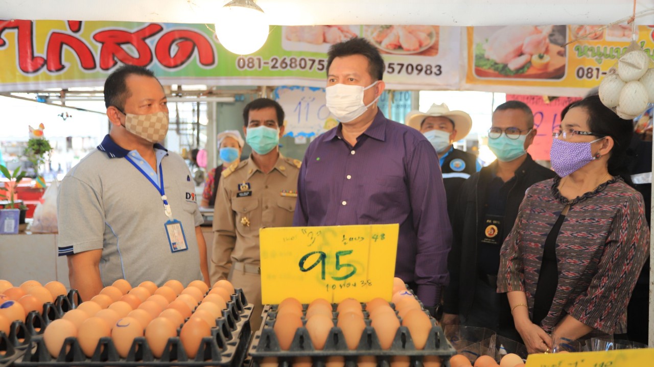 จ.ปทุมธานี ลงพื้นที่ตรวจสอบร้านค้าส่งและปลีกในพื้นที่อ.หนองเสือ ชมตลาดเจริญกัลป์ บริหารระบบป้องกันดีมาก