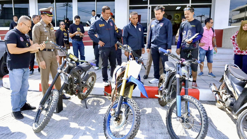 ตร.ภูเก็ตรวบแก๊งลักรถจักรยานยนต์ ยึดของกลาง–ตามคืนเจ้าของครบ 4 คัน ขยายผลเอาผิดเพิ่ม