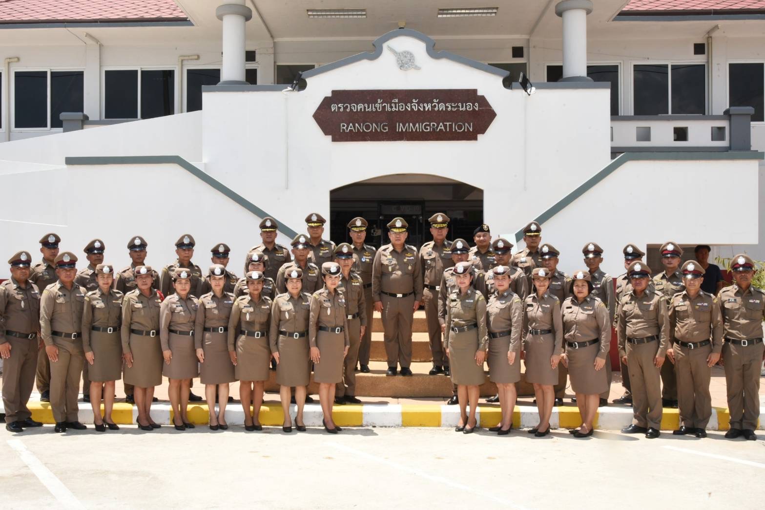 ผบ.ตร. ตรวจเยี่ยมสร้างขวัญกำลังใจ พร้อมให้โอวาทขรก.ตำรวจตรวจคนเข้าเมืองระนอง 