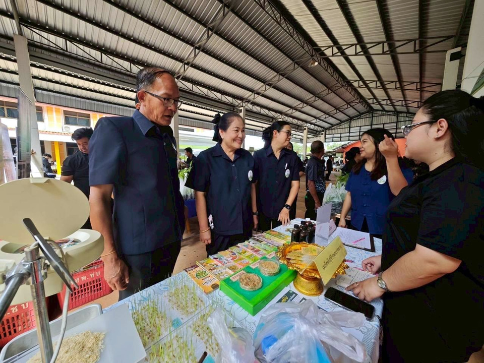 คลินิกเกษตรเคลื่อนที่ตราดคึกคัก ศมข.ชลบุรี เปิดคลินิกข้าว แนะป้องกันโรคและแมลงศัตรูพืช