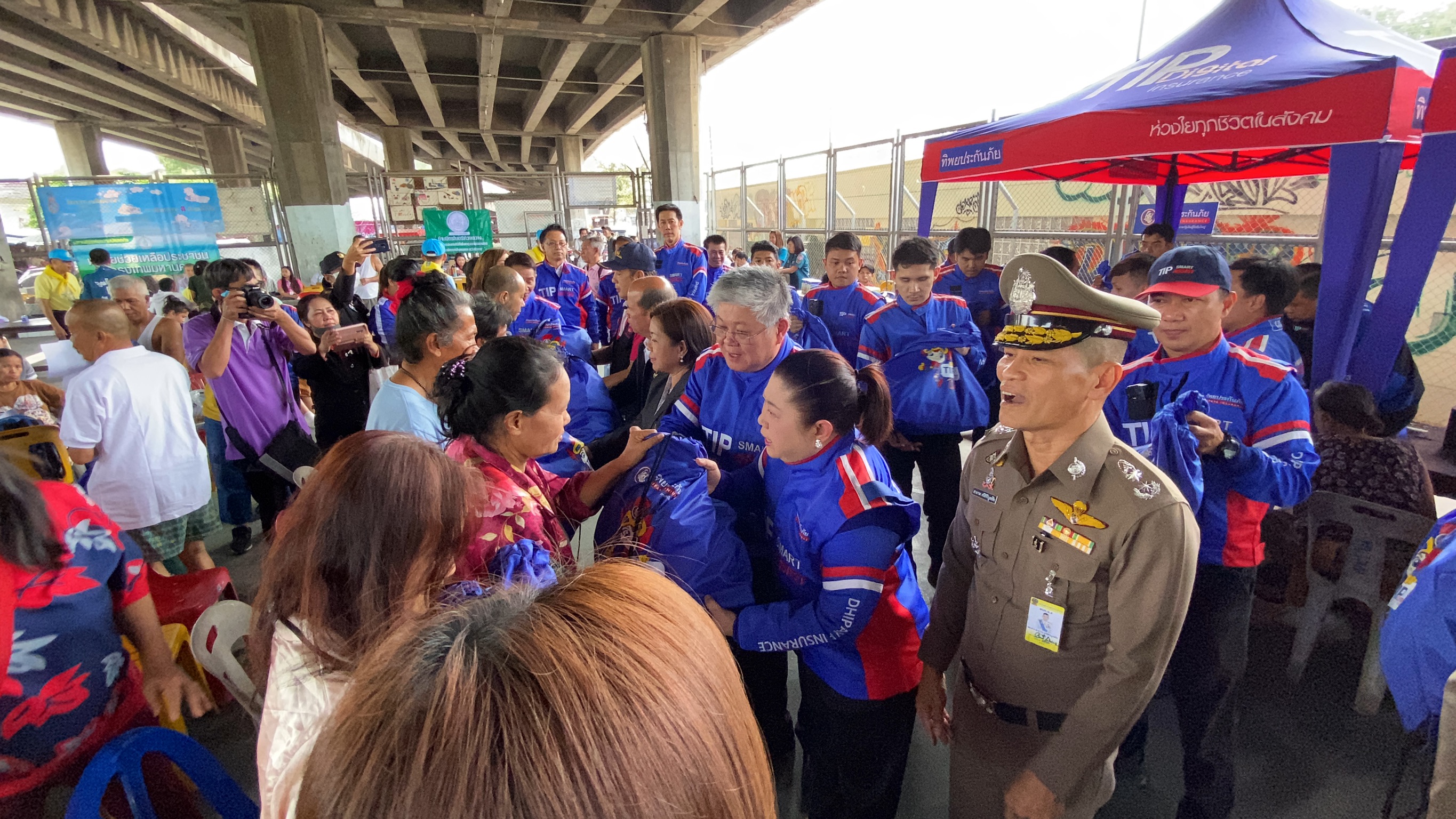 รวมพลังน้ำใจหลั่งไหลซับน้ำตาผู้ประสบเหตุเพลิงไหม้ชุมชนคลองขวาง 