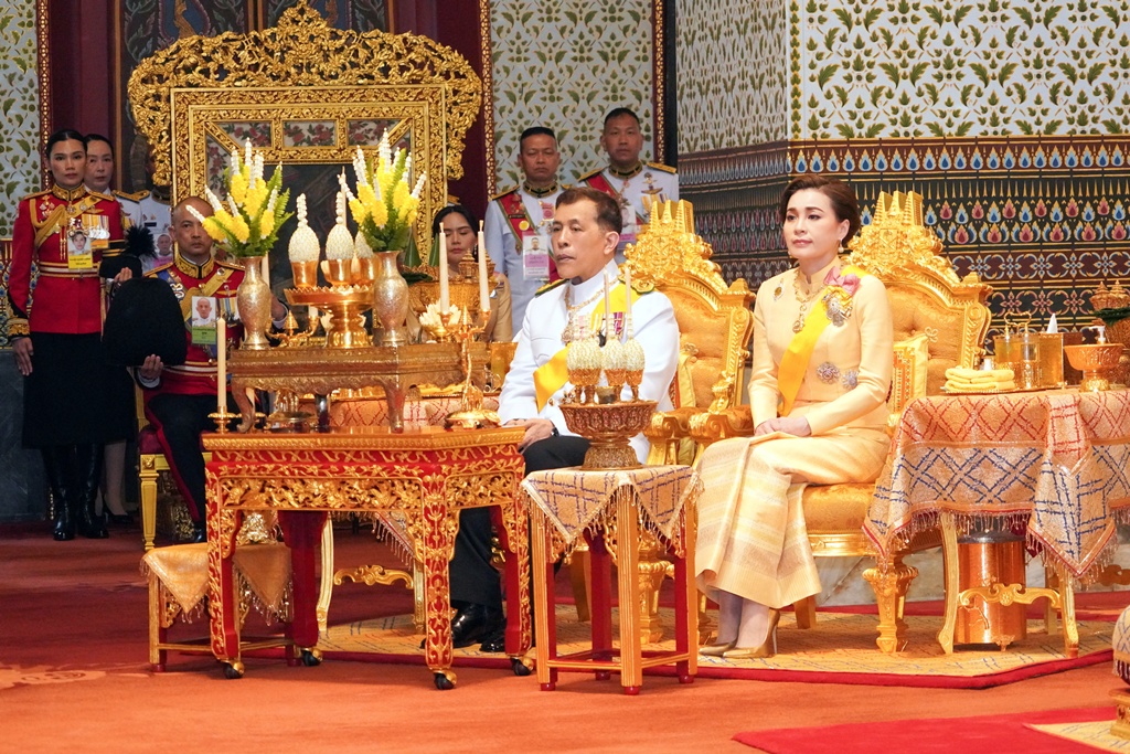 "ในหลวง-พระราชินี" เสด็จฯ ทรงบำเพ็ญพระราชกุศลทักษิณานุปทาน ในการพระราชพิธีฉัตรมงคล