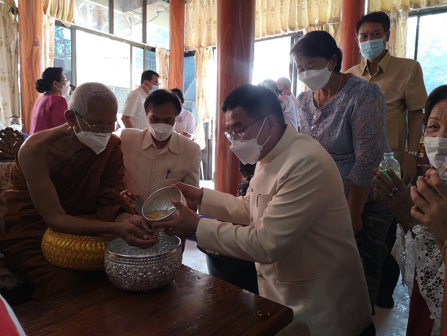 ร้อยเอ็ดสรงน้ำพระเถระผู้ใหญ่ที่วัดประดู่ทรงธรรม อ.ธวัชบุรี