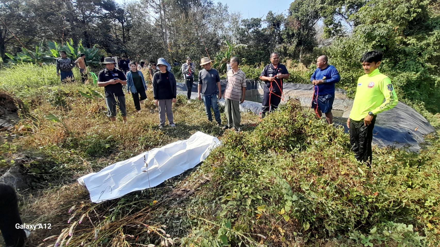 จันทบุรี  สุดสลดเจ้าของวัย 67 ปี ห่วงสุนัขคู่ใจตกบ่อน้ำ รีบลงไปช่วยตัวเองพลัดจมดับ ส่วนตูบเพื่อนบ้านมาเจอช่วยได้ทัน