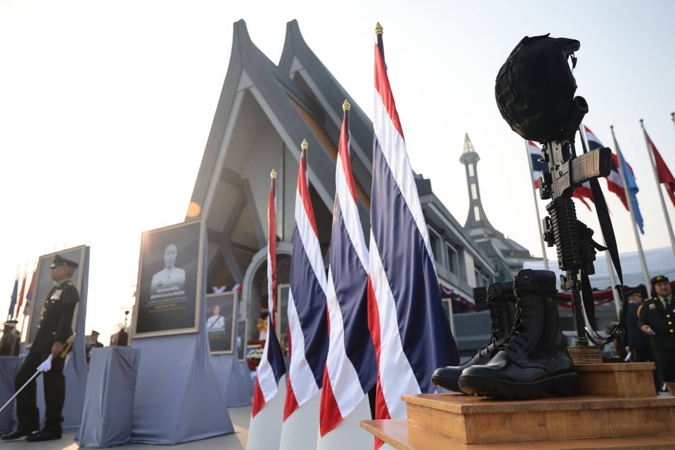 กองทัพไทยสดุดี 42 วีรชนชายแดนไทย–กัมพูชา วางพวงมาลาเนื่องในวันกองทัพไทย 