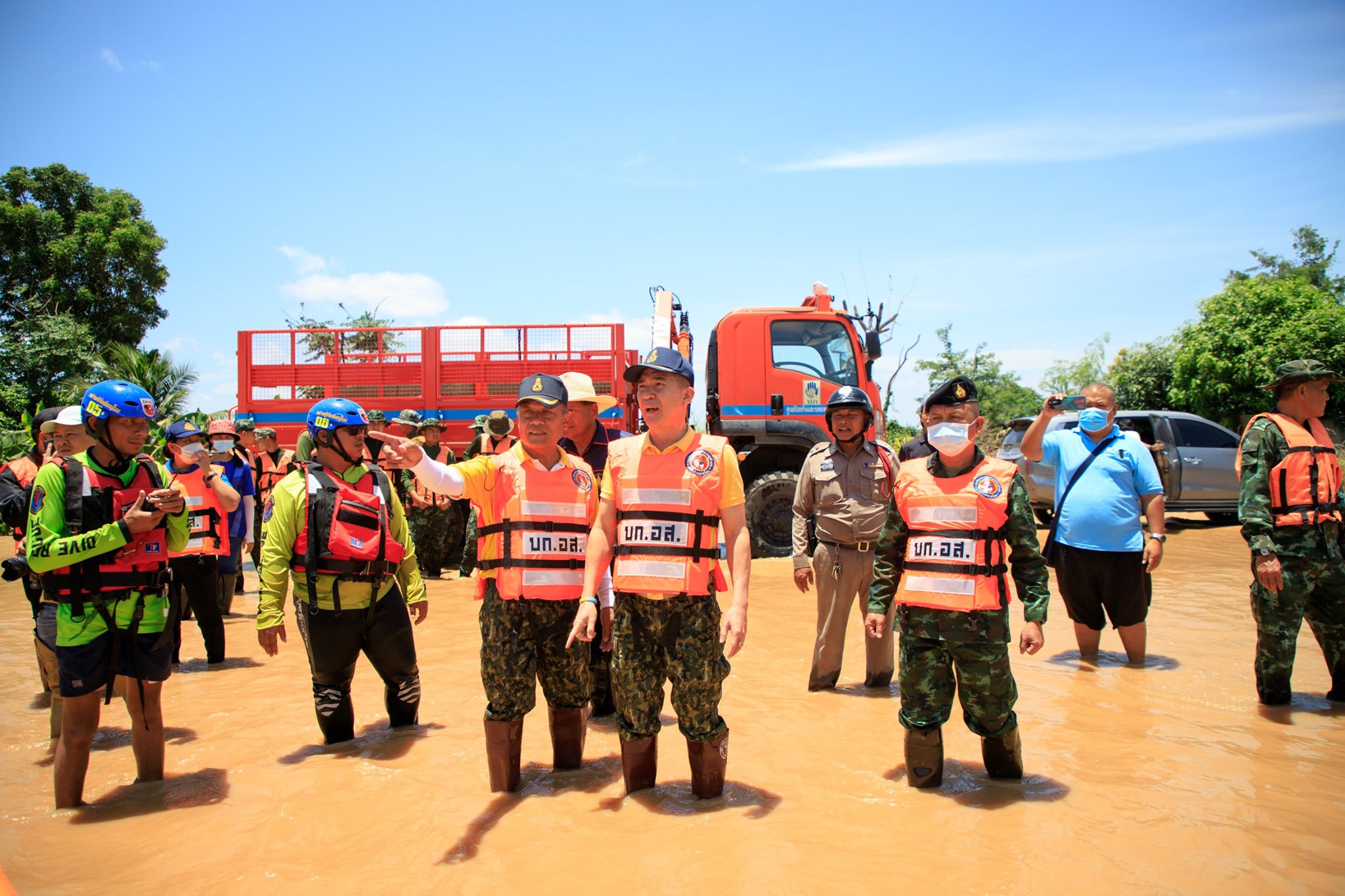ผู้ว่าฯ สุโขทัย ลงพื้นที่ตรวจสอบสภาพบ้านเรือนราษฎรและนำถุงยังชีพมอบให้กับผู้ประสบภัยน้ำท่วม