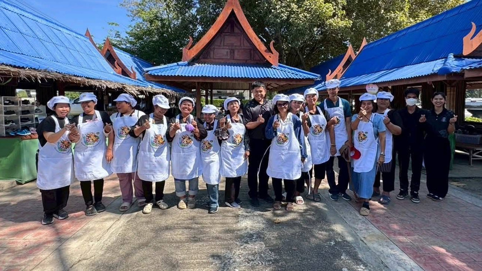 พช.เมืองอ่างทอง หนุนตลาดนัดคนไทยยิ้มได้ @Green Market สร้างโอกาสค้า เสริมเศรษฐกิจฐานราก