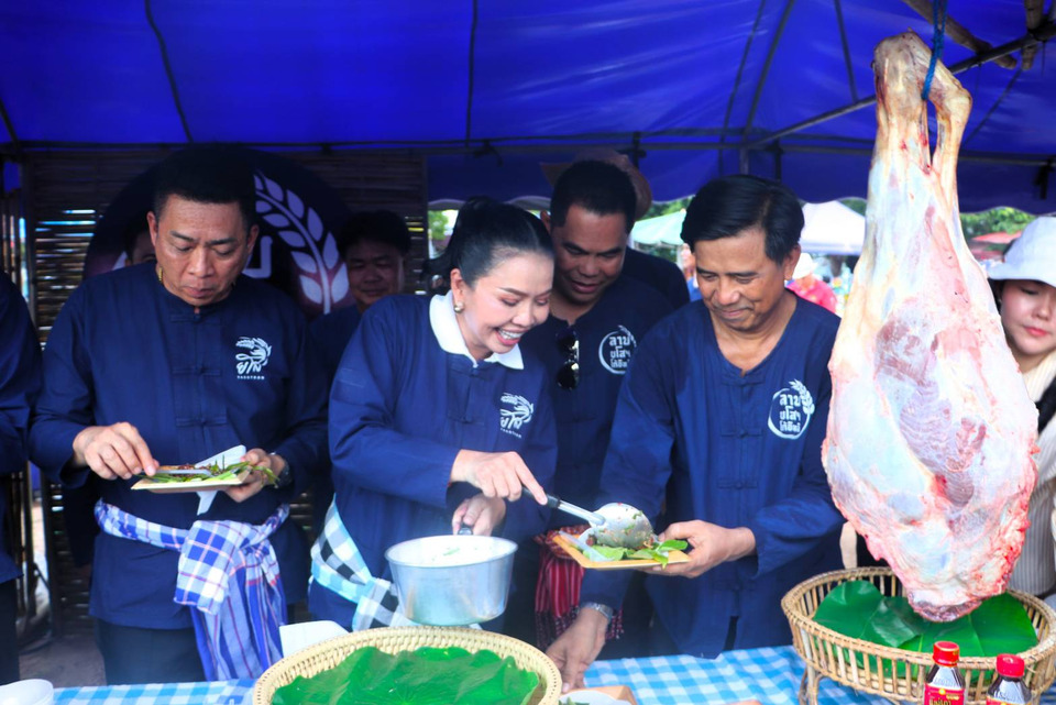 “สุขสมรวย” เปิดงานบุญบั้งไฟคำเขื่อนแก้ว ยโสธร รำเซิ้ง-ทำลาบแจกฟรี กระตุ้นเที่ยวคึกคัก