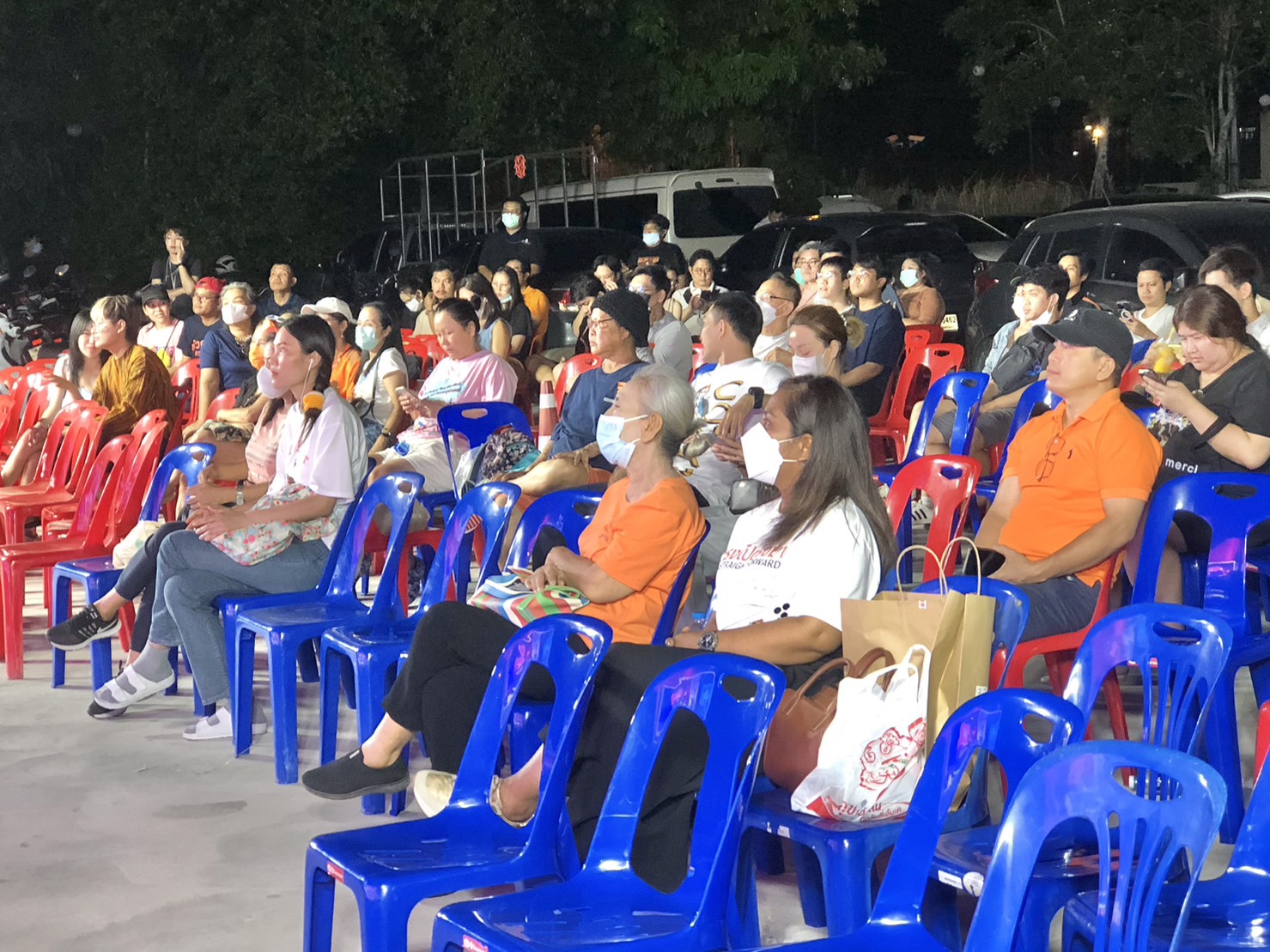 ประมวลภาพบรรยากาศสุดคึกคัก! "ด้อมส้ม" ปักหลักลุ้นผลนับคะแนน "พรรคก้าวไกล" (มีคลิป)