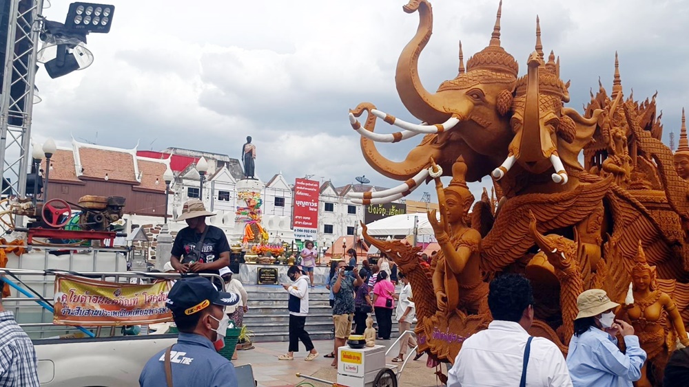 นทท.เที่ยวงานแห่เทียนพรรษาเมืองโคราชคึกคัก ชมต้นเทียนพรรษาแกะสลักประติมากรรมพุทธศิลป์ชิงถ้วยพระราชทาน