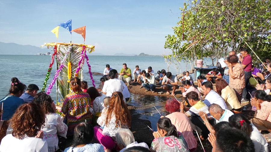 ชาวบ้านแหลมอวนปล่อยเรือกล้วยสู่ทะเลตราด เชื่อปล่อยสิ่งอัปมงคล สืบทอดประเพณีเก่าแก่