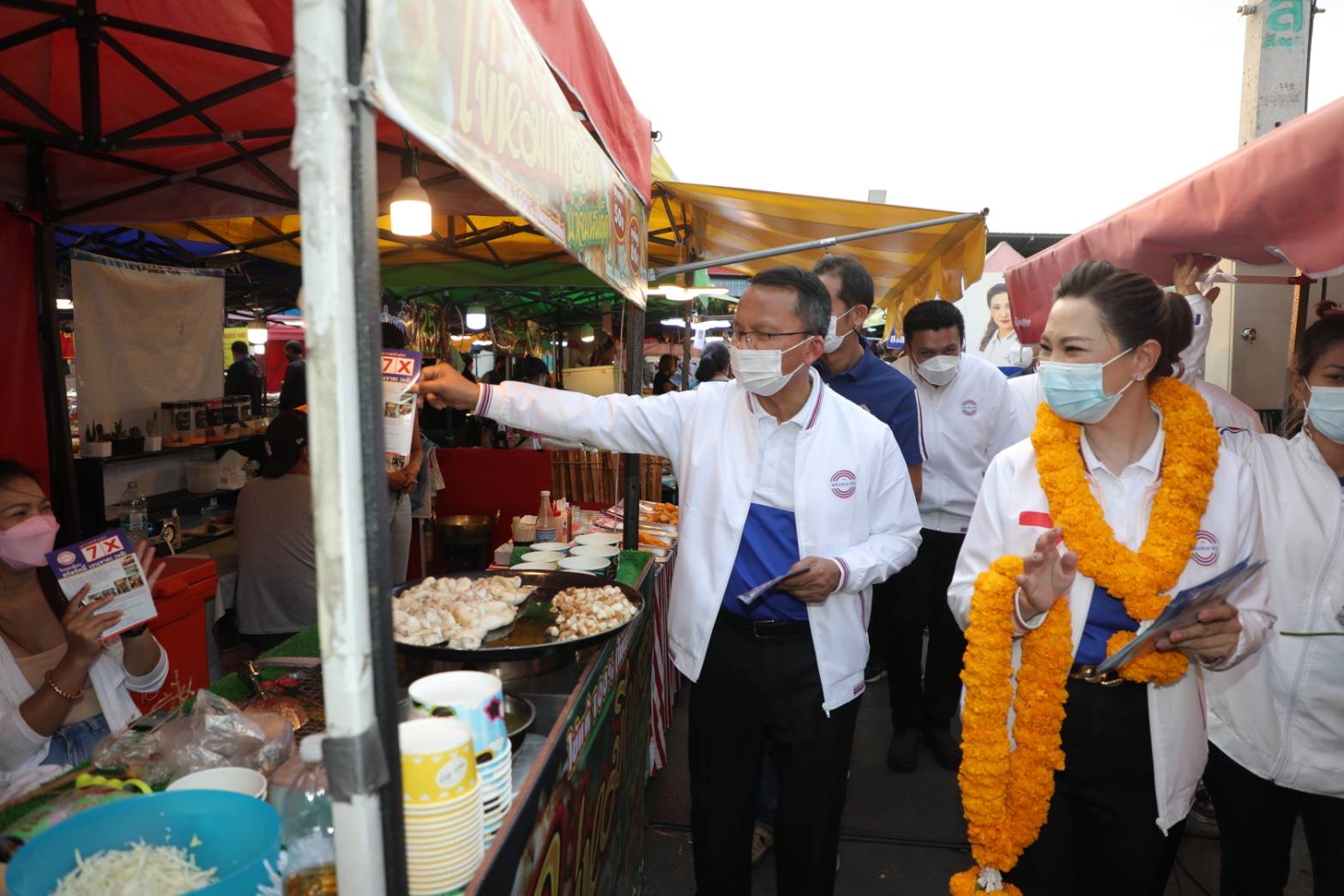 "สมศักดิ์-อนุชา" ลุยตลาดประชานิเวศน์ 1 ช่วย​ "มาดามหลี" หาเสียง​ "อนุชา" ย้ำ รบ. กำลังแก้หวยแพงอยู่​ ปะ "เต้พระราม7" ลั่นไม่ฟ้องกกต.โดนปิดกั้นหาเสียงแล้ว