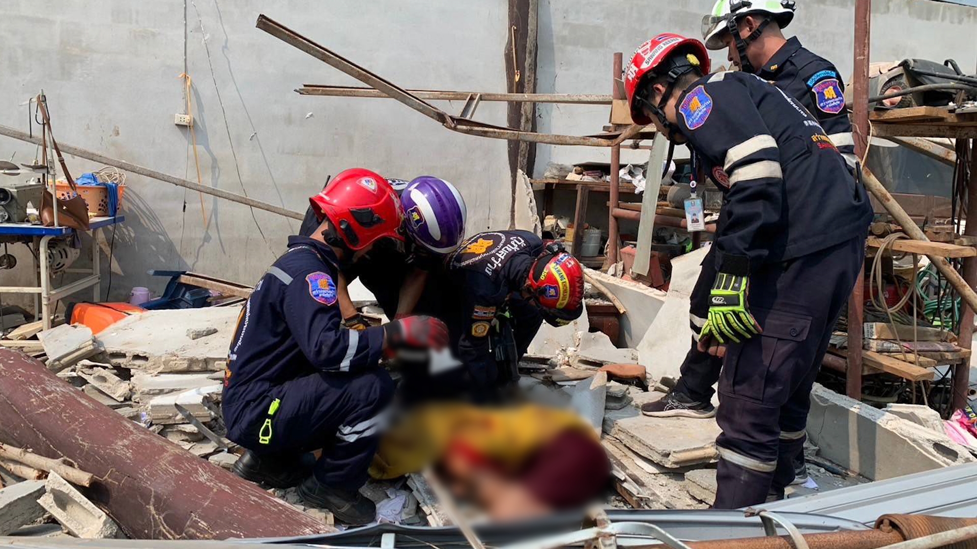 พายุถล่มเมืองขอนแก่น แรงลมยกโกดังปลิวลอยทั้งเสา กำแพงห้องพังทับร่างคนพักอาศัยเสียชีวิต