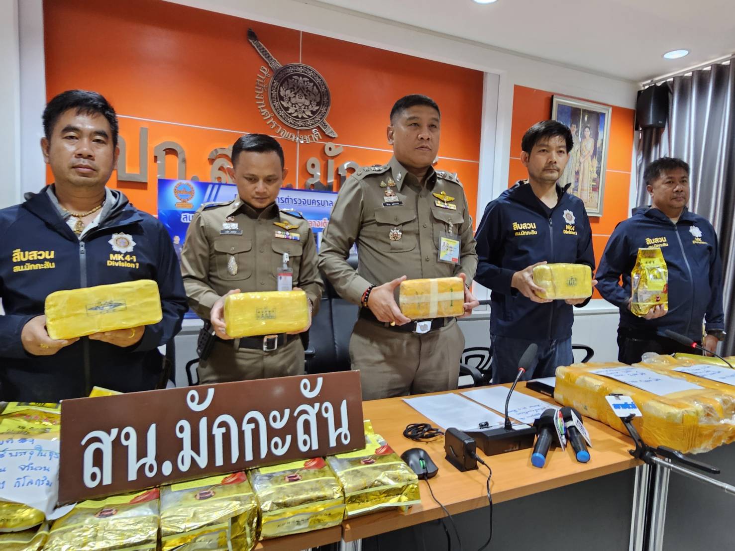สืบมักกะสัน รวบ"แสน" เครือข่ายยาบ้า พร้อมไอซ์ยาบ้าจำนวนมาก คาบ้านพักขณะเตรียมยานำส่งลูกค้า