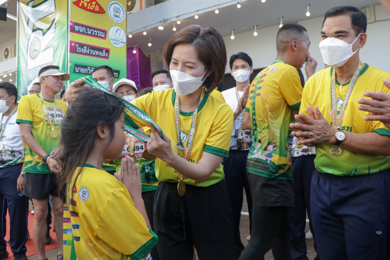 รมว.ศึกษาฯเปิดงาน "วิ่งปันสุข" สนับสนุนกองทุนคนรักเด็กช่วยเหลือนักเรียนในพื้นที่