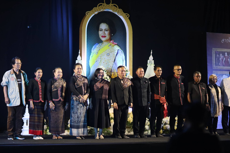 ม.กาฬสินธุ์-ยางตลาด จัดลอยกระทงเรียบง่าย น้อมถวายอาลัย “พระพันปีหลวง” หมอลำดังร่วมลำกลอนรำลึกสุดซึ้ง 