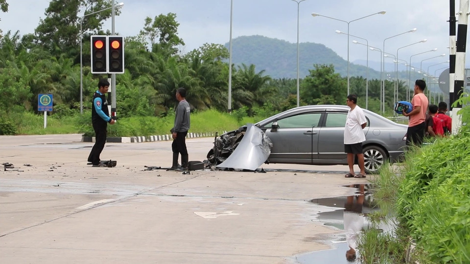 กระบะพาญาติเยี่ยมคนป่วย ชนกลางสี่แยกไฟแดง ภรรยาวัย 44 ปีเสียชีวิต เจ็บ 4 ราย