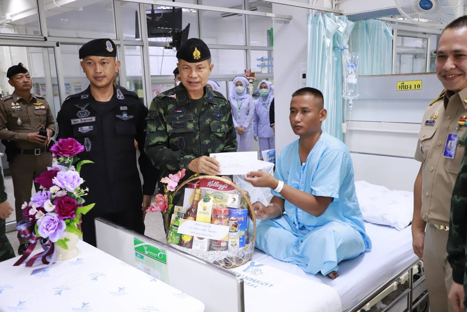 "แม่ทัพภาค 4"  เยี่ยมให้กำลังใจกำลังพลบาดเจ็บจากเหตุระเบิดบันนังสตา ย้ำบูรณาการความมั่นคงดูแลประชาชนเต็มกำลัง