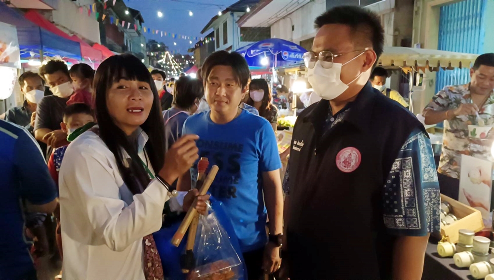 แห่เซลฟี่!! "นกน้อย" ตัวตึงระยอง โชว์ตีกลอง งานย้อนรอยตลาดไผ่ล้อม 100 ปี บ้านค่ายระยอง
