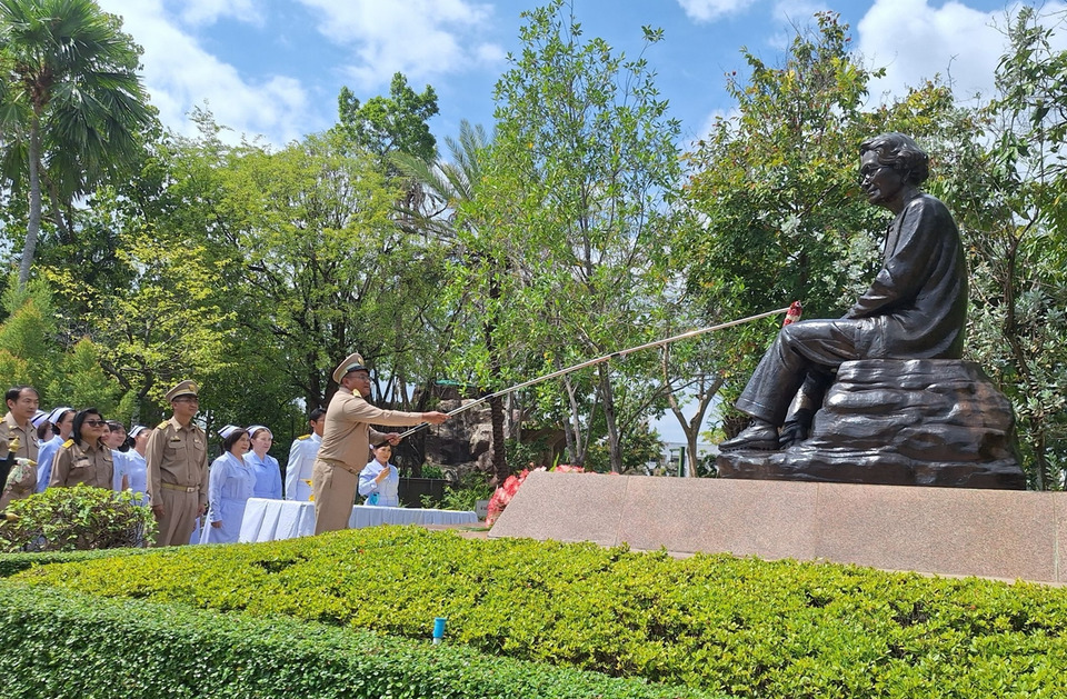 ร้อยเอ็ดจัดพิธี “ร้อยดวงใจถวายไท้สมเด็จย่า” เนื่องในวันพยาบาลแห่งชาติ ปี 2568