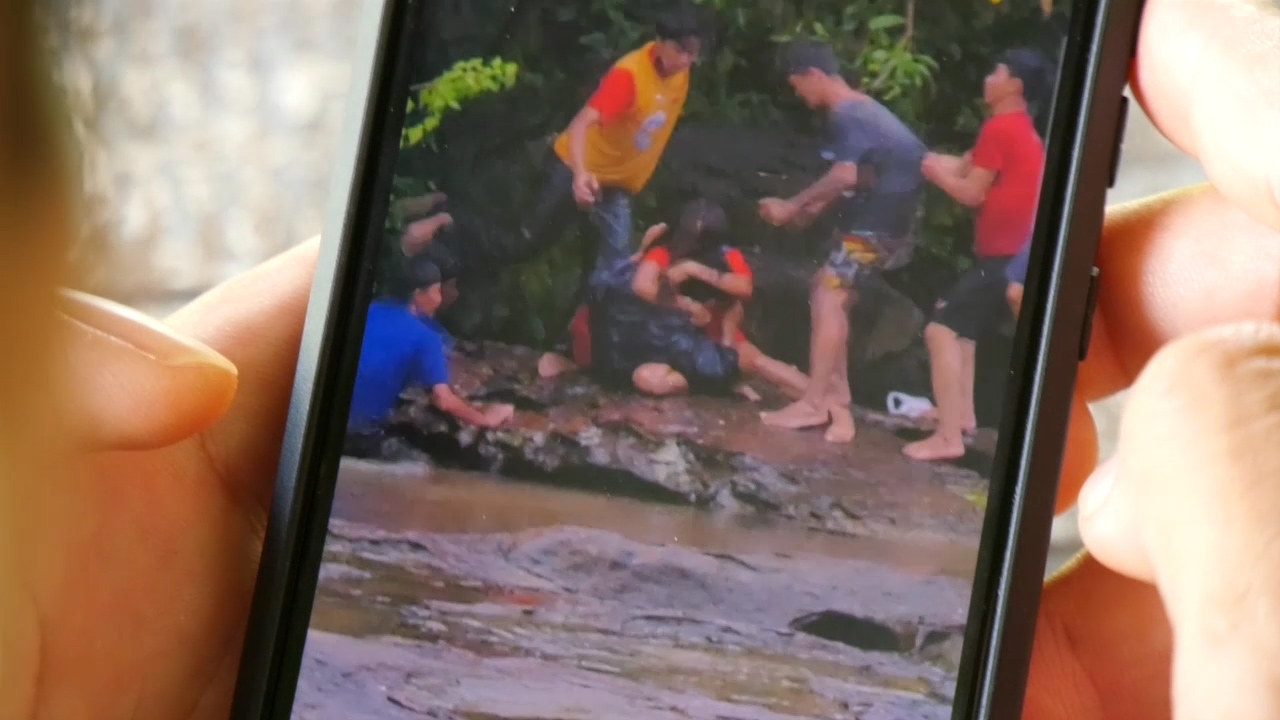 ตะลุมบอน 3 รุม 1 หญิงสาววัยรุ่นนั่งกอดผู้ชายไว้ ร้องเสียงหลง กลางธารน้ำตก 
