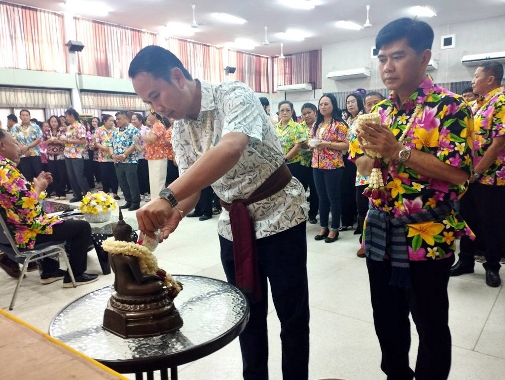อบจ.ยโสธร สรงน้ำพระ รดน้ำขอพรสืบสานประเพณีสงกรานต์ 2567