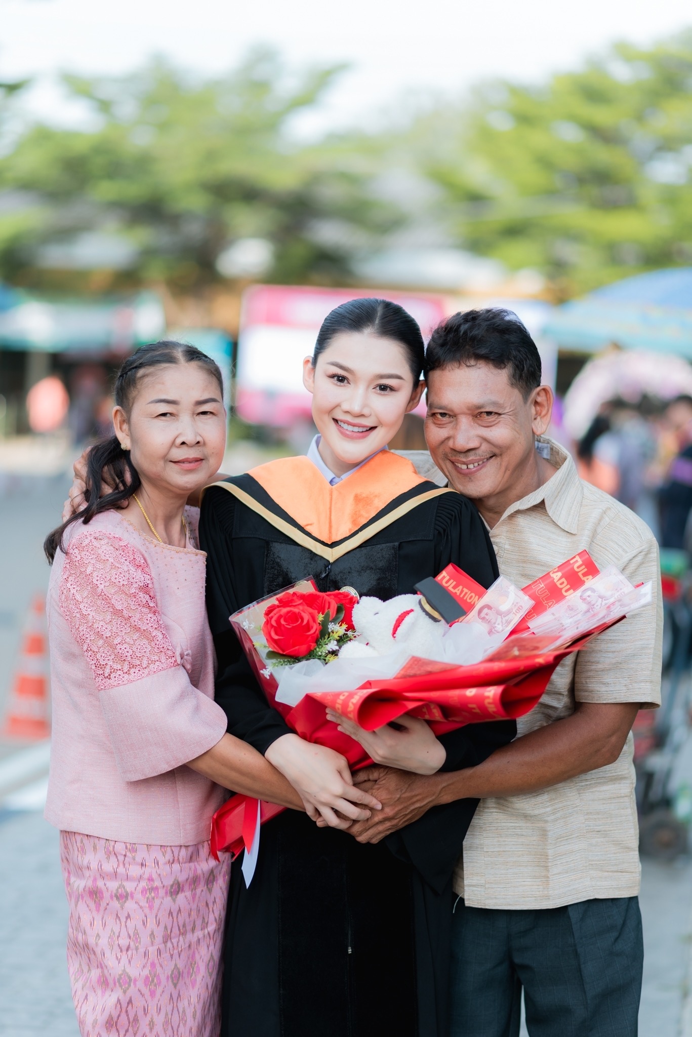 "ป้อน นวลละออง" สุดปลื้ม!! จบ ป.ตรี มรภ.ร้อยเอ็ด ญาติพี่น้องร่วมแสดงความยินดี
