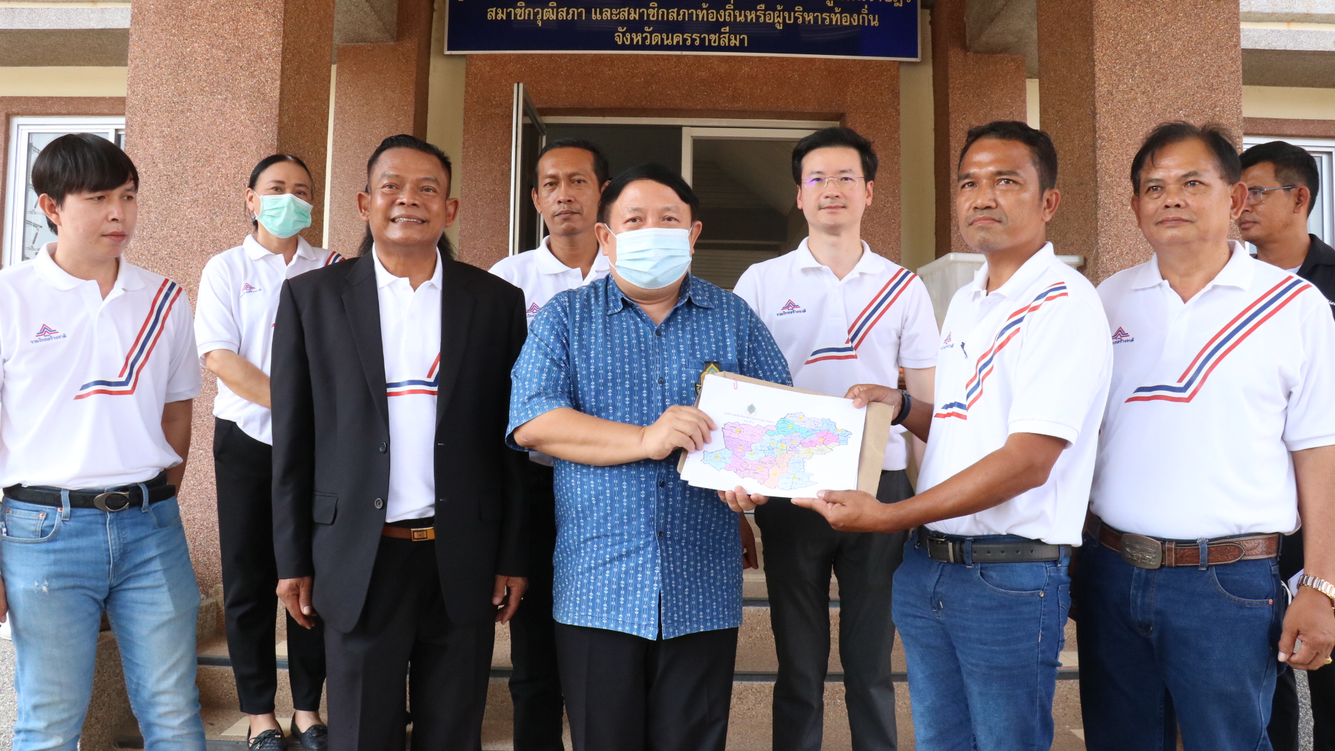 ว่าที่ผู้สมัคร ส.ส.รวมไทยสร้างชาติ บุก กกต.โคราช ยื่นหนังสือหนุนรูปแบบ 2 แบ่งเขตเลือกตั้ง