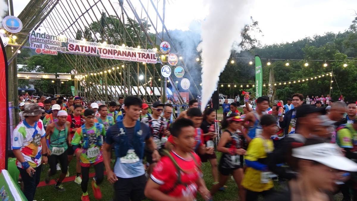 นักวิ่งขาแรงทั่วสารทิศไทยและต่างชาติ 630 ชีวิตร่วมแข่งขันวิ่งเทรล ขึ้นเขาเข้าสวนชมวิถีชุมชนบ้านโตน