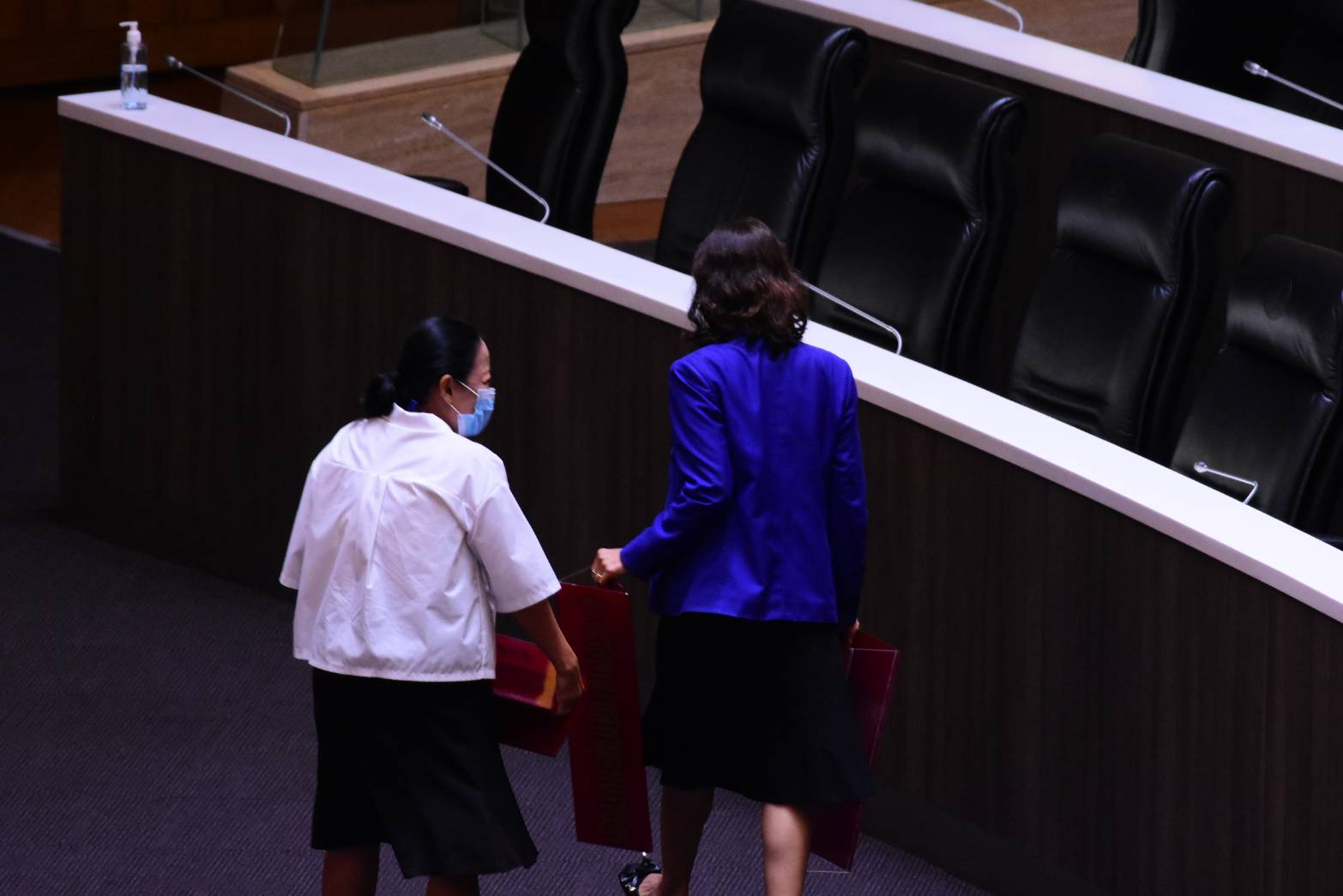 "จนท." นำป้าย "พรรคก้าวไกล" ออกจากห้องประชุมสภาฯแล้วหลังศาลรัฐธรรมนูญมีมติยุบพรรค