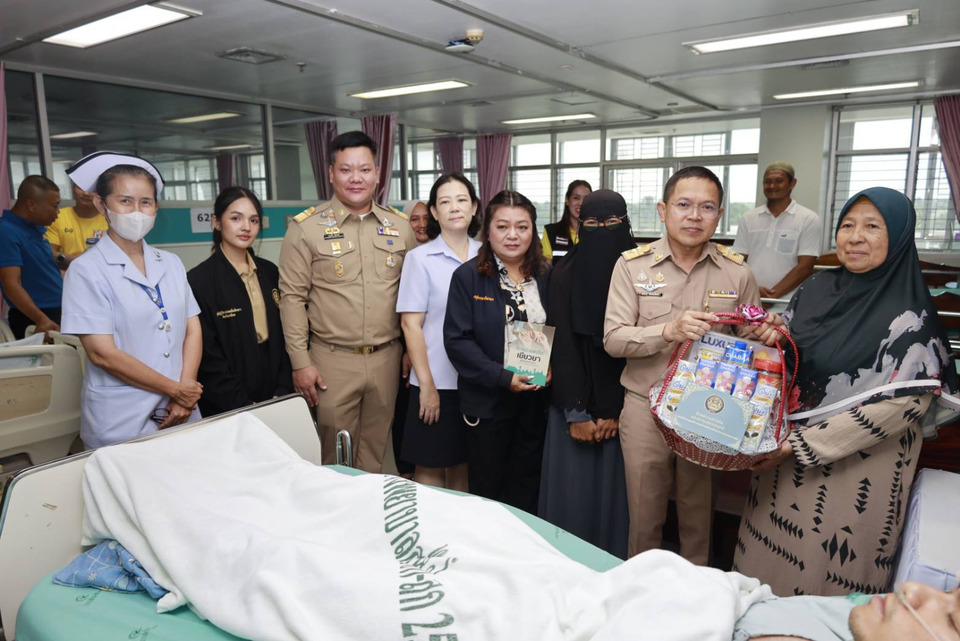 ผู้แทน ศอ.บต.  ที่เยี่ยมให้กำลังใจผู้บาดเจ็บ–ผู้ประกอบการ เหตุปล้นร้านทองสุไหงโก-ลก