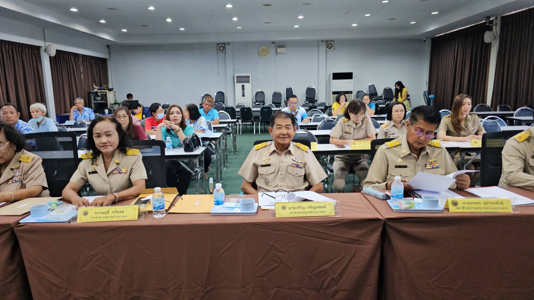 ทต.บางพระถกปัญหาสุนัขจรจัดและจุดจอดรถชายทะเลในการประชุมสภาเทศบาล