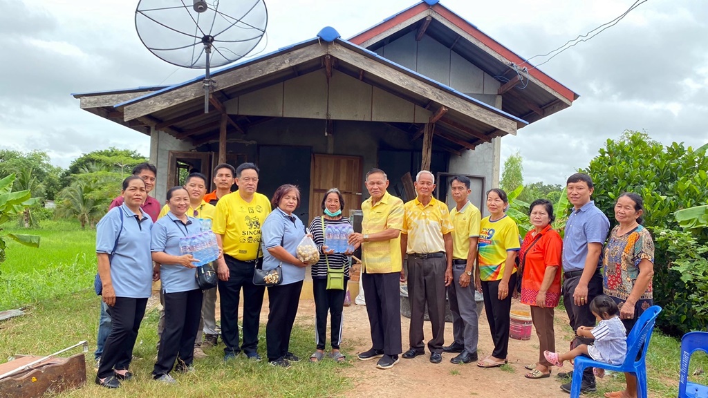 นายก ทต.โพนทอง รุดช่วยซ่อมแซมบ้านประชาชน ได้รับผลผระทบจากฝนตก-ลมแรง