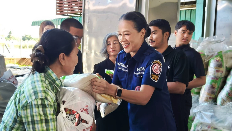 “กบ ปภัสรา” ผู้จัดฯ ใจบุญผนึก “มูลนิธิป่อเต็กตึ๊ง” ลุยสุพรรณบุรี แจกถุงยังชีพ 500 หลังคาเรือน