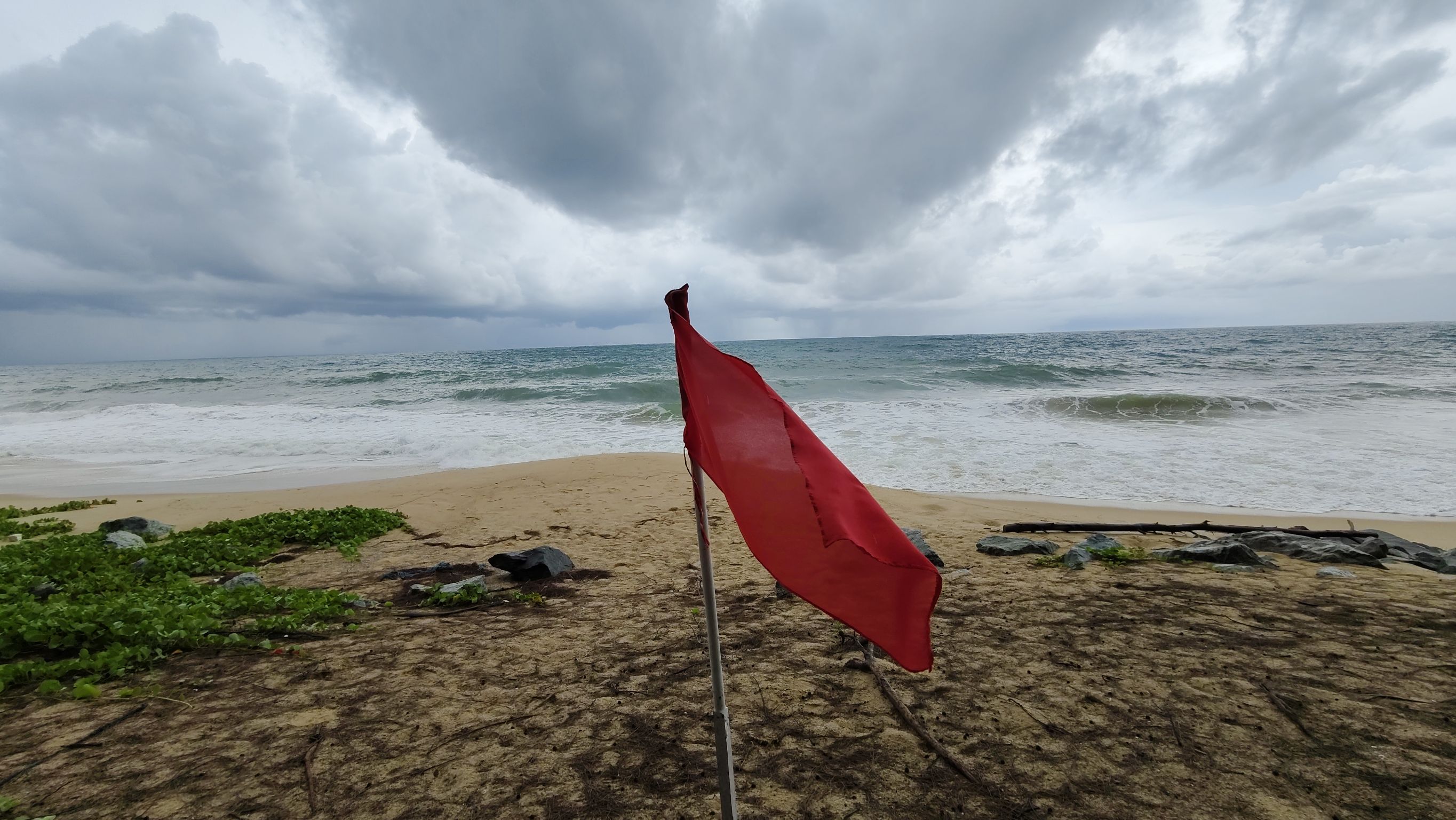 พังงาฝนตกหนักคลื่นลมแรงเจ้าหน้าที่ขึ้นธงแดงและขึ้นป้ายเตือนห้ามลงเล่นน้ำทะเล 