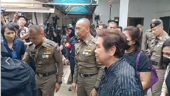 "บิ๊กต่อ"พร้อมญาติและเพื่อนตำรวจเข้ารับร่าง"ผกก.เบิ้ม"ที่นิติเวชโรงพยาบาลภูมิพลฯ ยันไม่มีการฆ่าตัดตอน