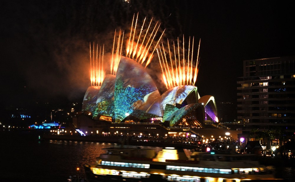 ระทึก! โดรนกว่า 90 ลำร่วงดิ่งตกอ่าวซิดนีย์ กลางงานโชว์แสงสีระดับโลก Vivid Sydney 2026