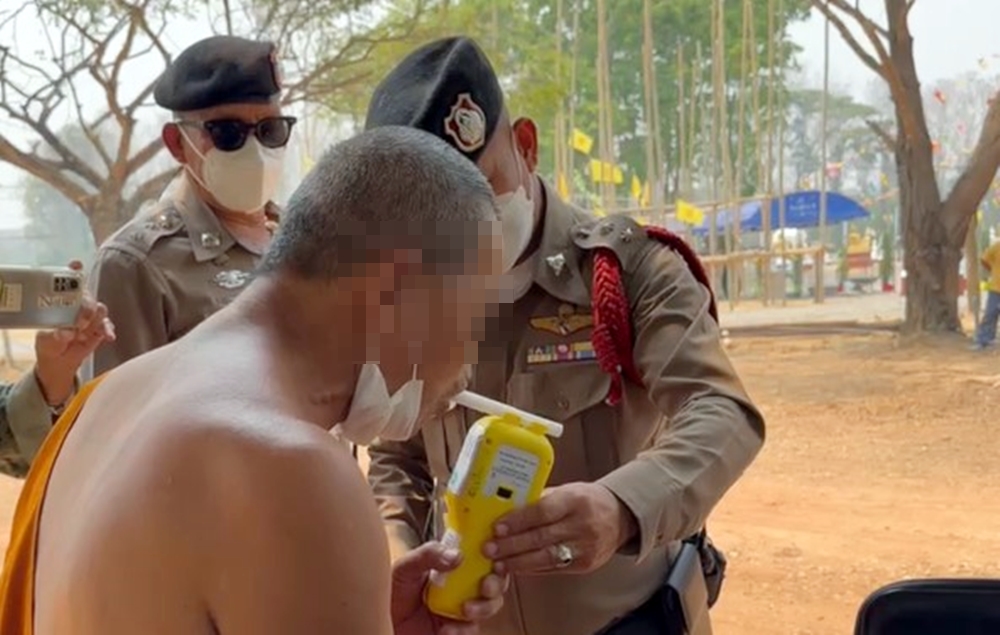ชาวบ้านสุดทน!! พระทรงอย่างเมา ดื่มได้ที่ ท้าโยมตีกลางลานวัด 
