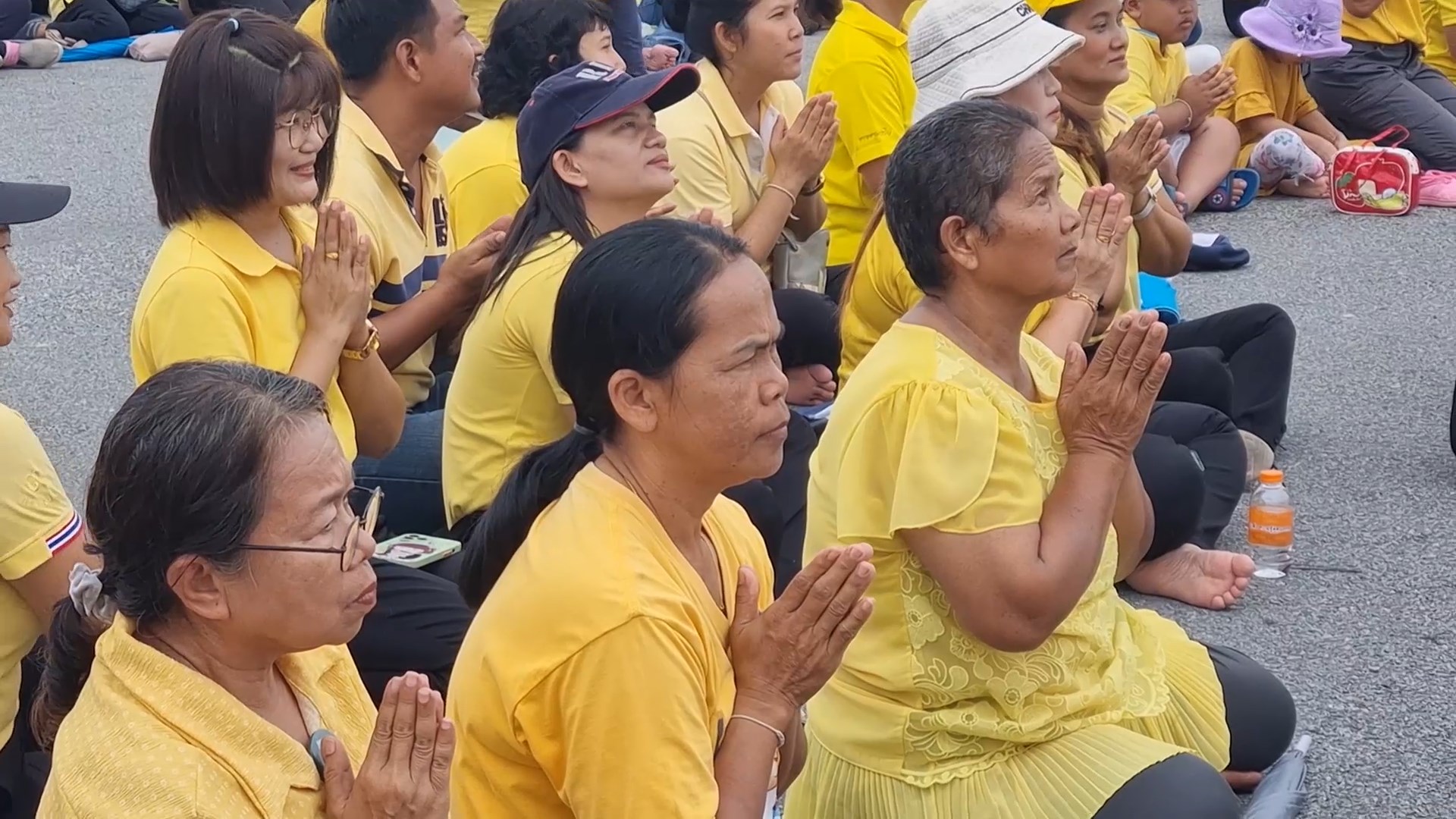 พสกนิกรชาวเมืองหาดใหญ่นับพันคนสวมใส่เสื้อเหลืองไปรวมตัวกันที่ประตูระบายน้ำหน้าควน