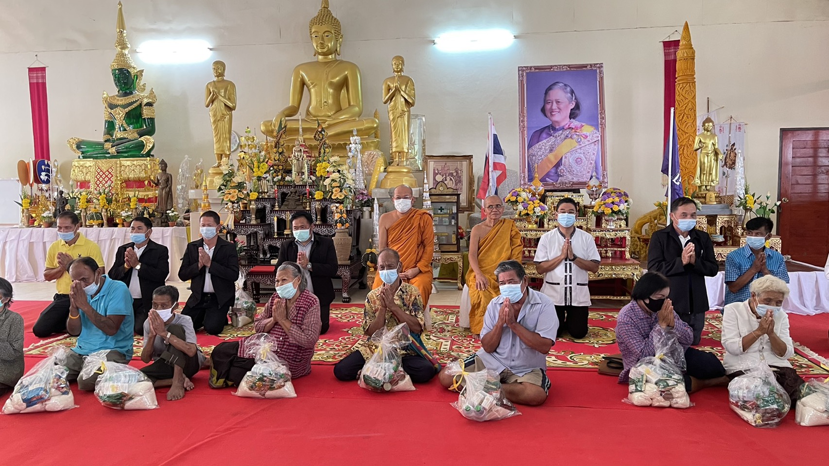  เจ้าคณะอำเภอสหัสขันธ์ มอบถุงยังชีพช่วยเหลือชาวบ้านเดือดร้อนจากโควิด19